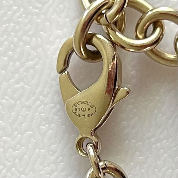 💥SOLD💥 CHANEL 2019 Crystal Embellished CC ‘CHANEL’ Letters Oversized Necklace - Picture 5 of 6